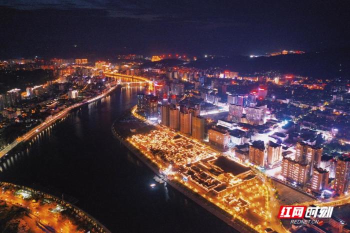 澧水兩岸，燈光璀璨。